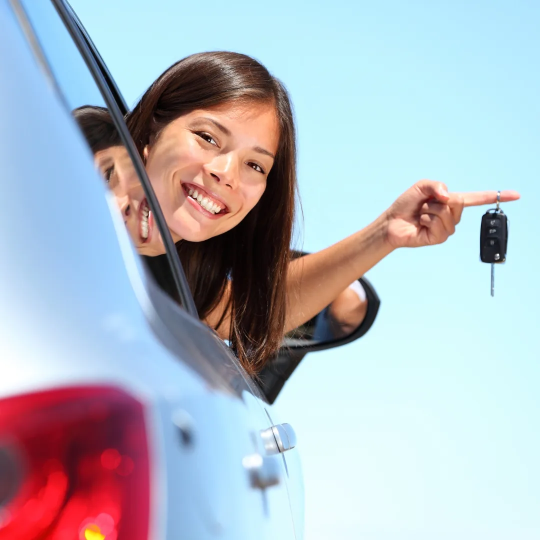 Cliente recevant les clés de sa voiture de location